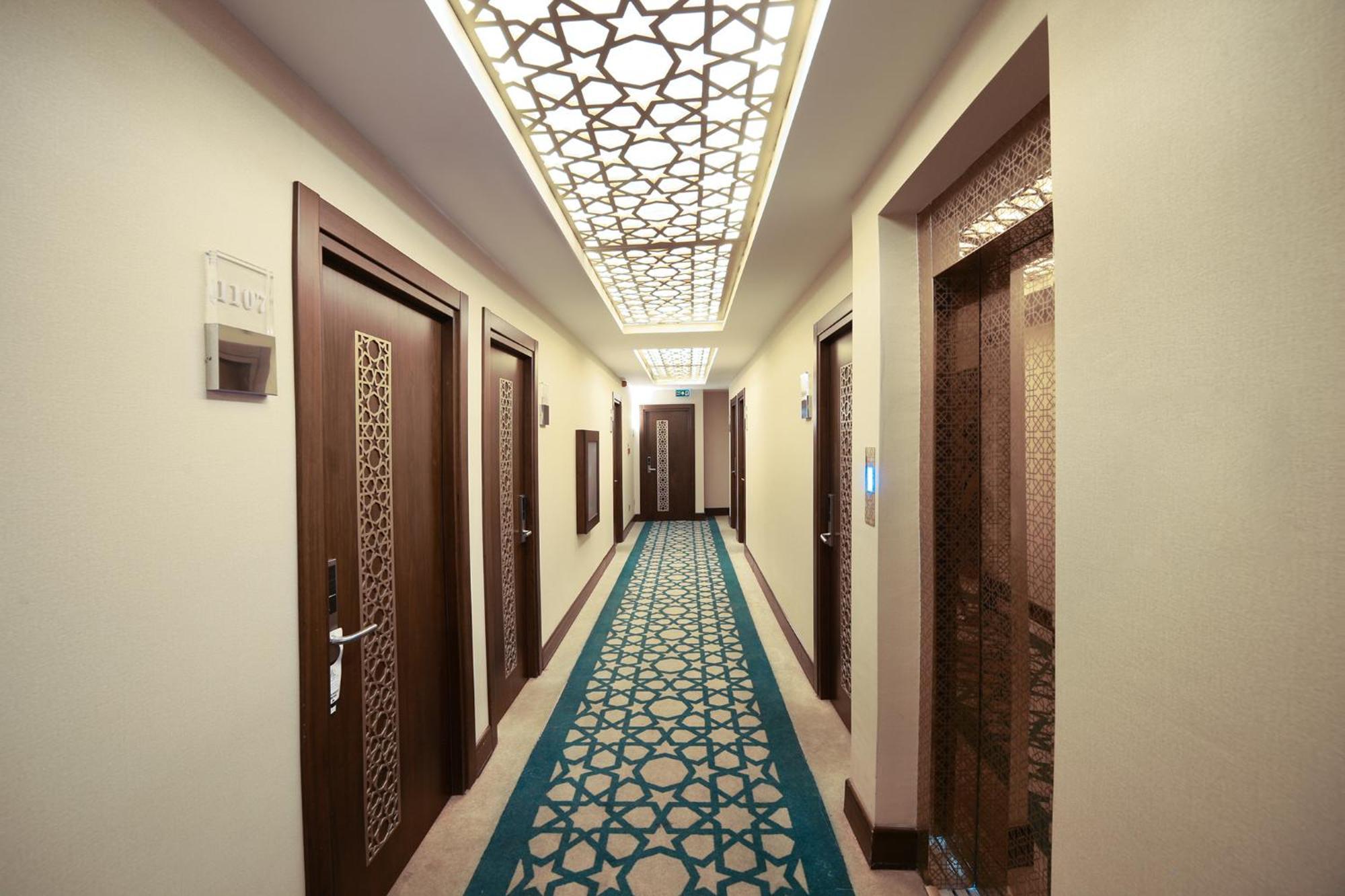 Great Fortune Hotel & Spa Isztambul Kültér fotó A corridor in a hotel