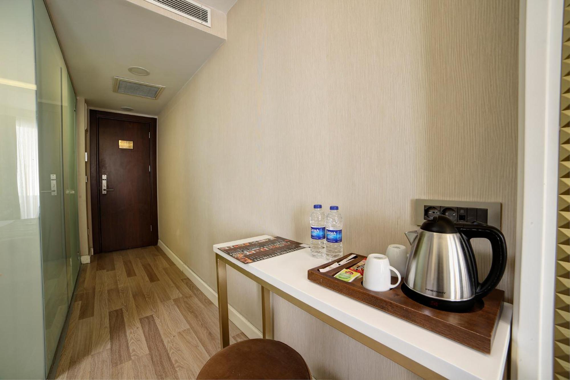 Great Fortune Hotel & Spa Isztambul Kültér fotó A tea and coffee making facility in a hotel room