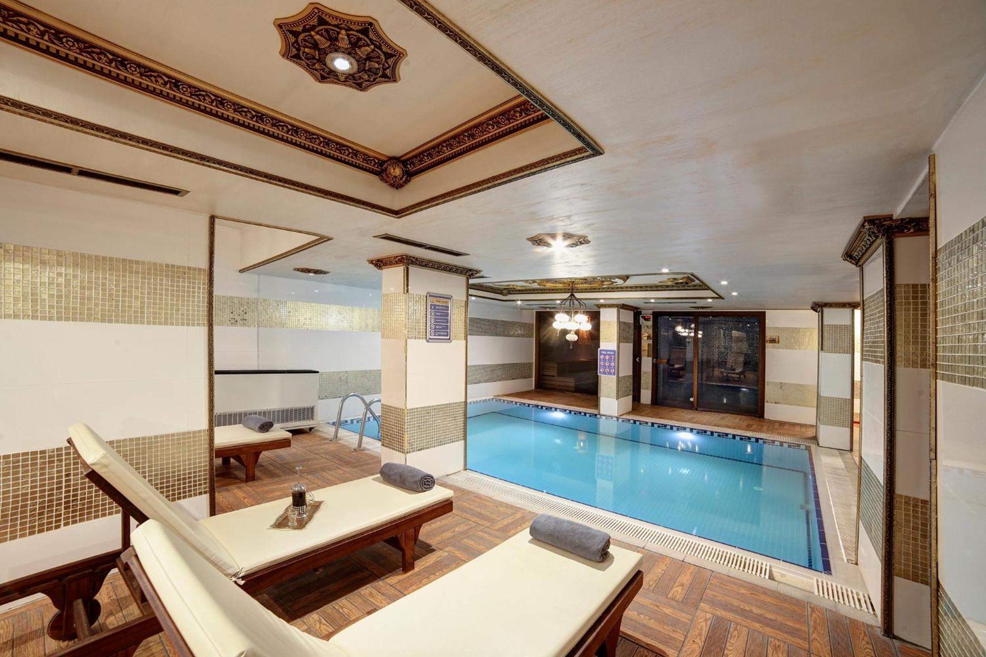 Great Fortune Hotel & Spa Isztambul Kültér fotó The swimming pool at the hotel
