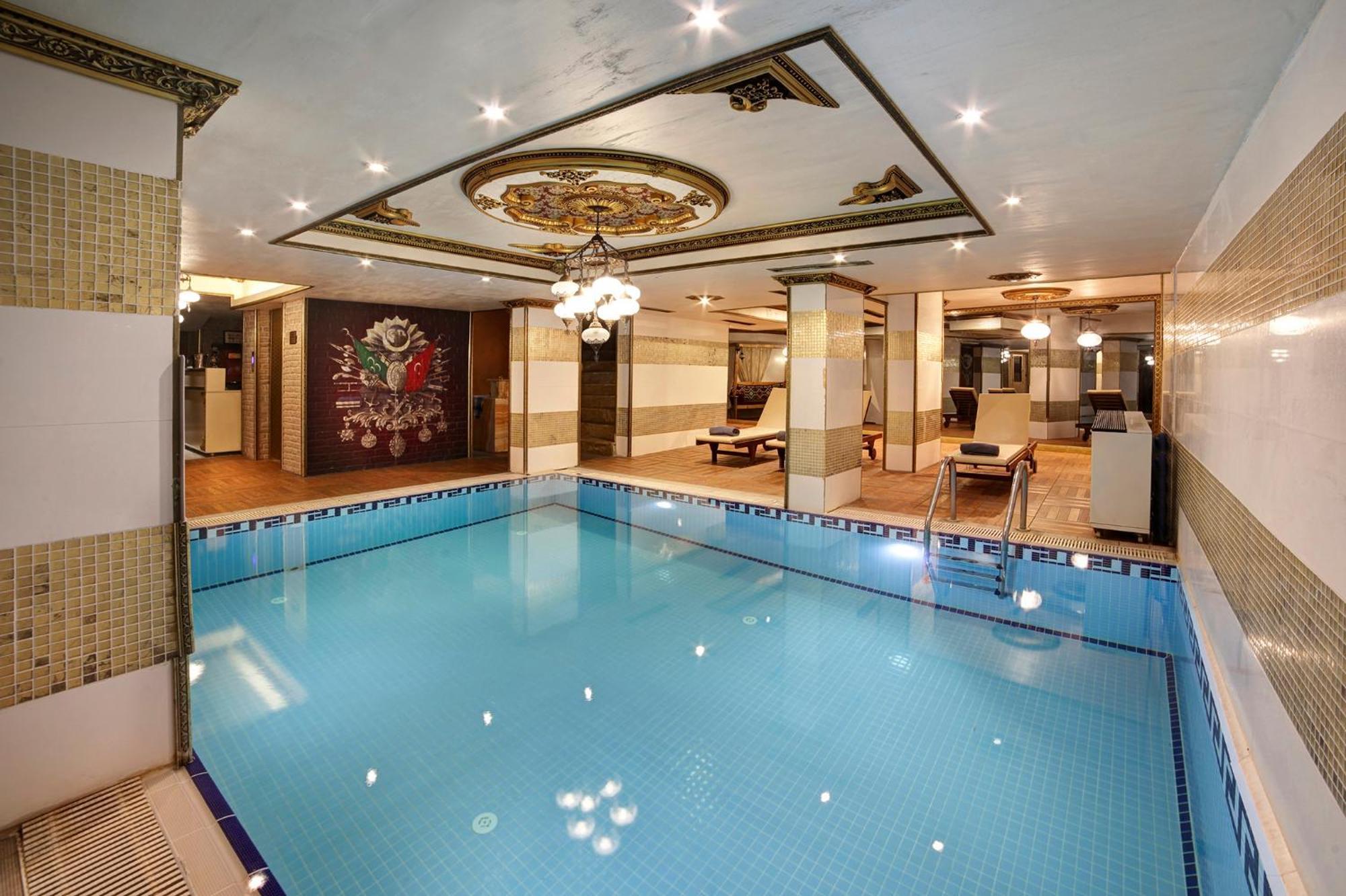 Great Fortune Hotel & Spa Isztambul Kültér fotó The swimming pool at the hotel