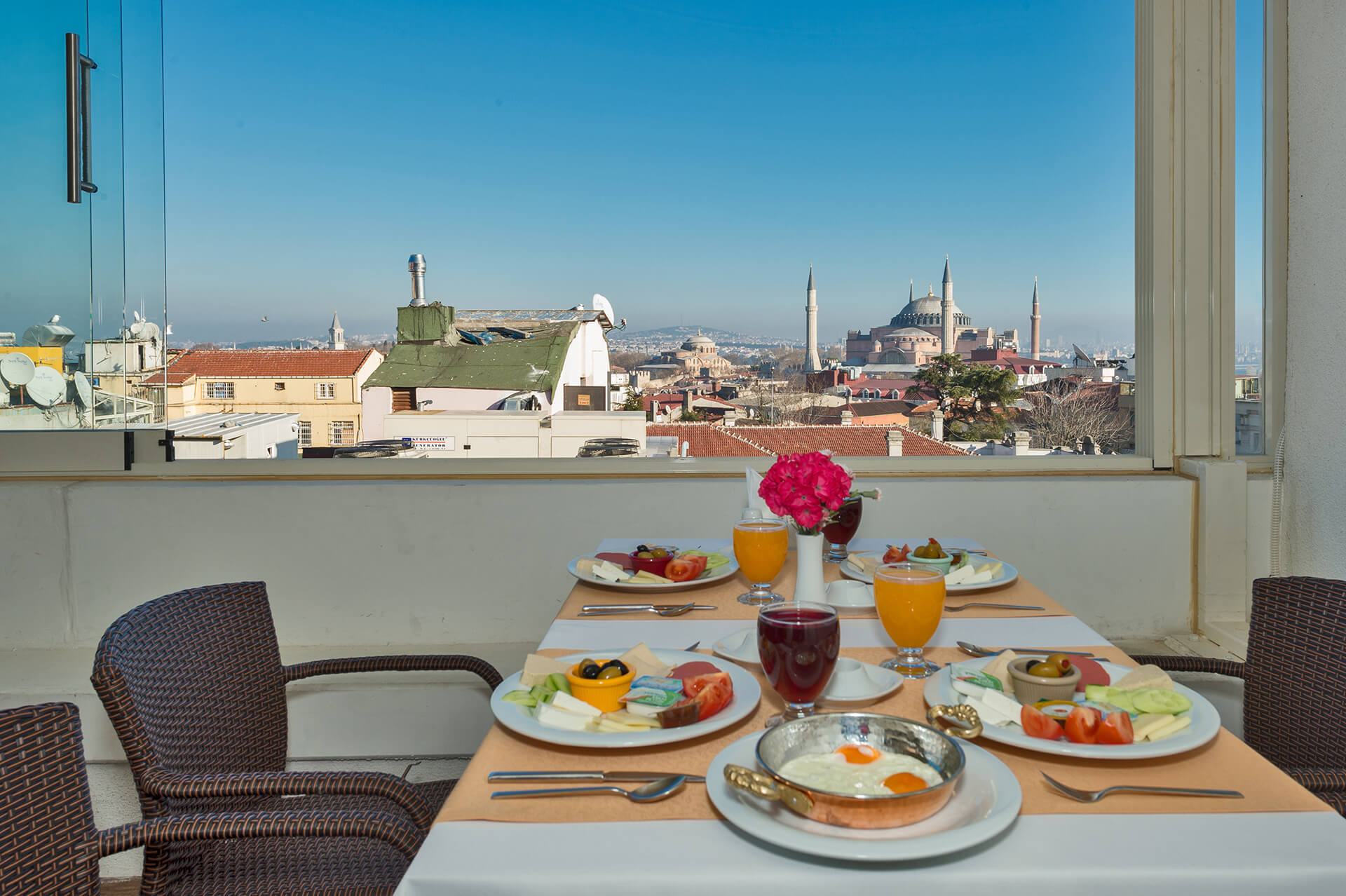 Great Fortune Hotel & Spa Isztambul Kültér fotó Breakfast at the hotel